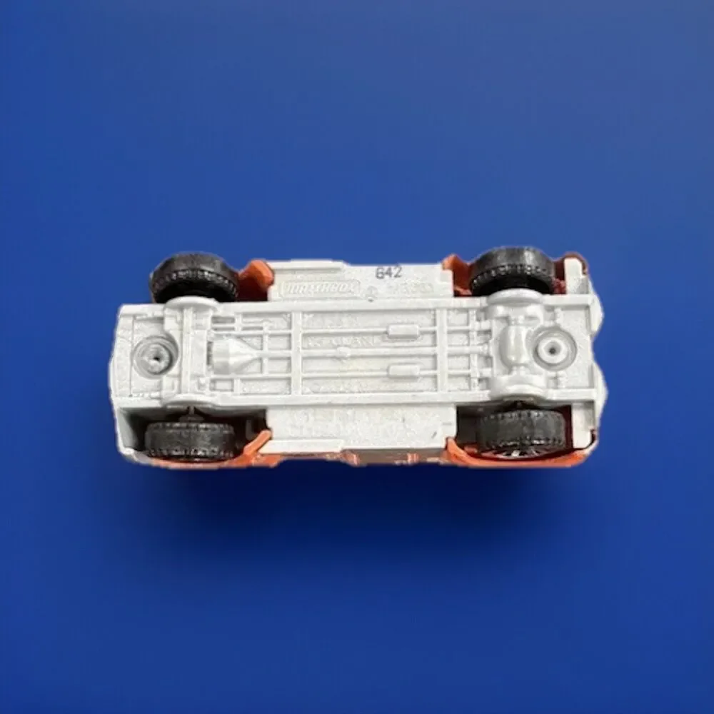 Matchbox 2005 Orange Tow Truck MB661 City Works *ROUGH PAINT*